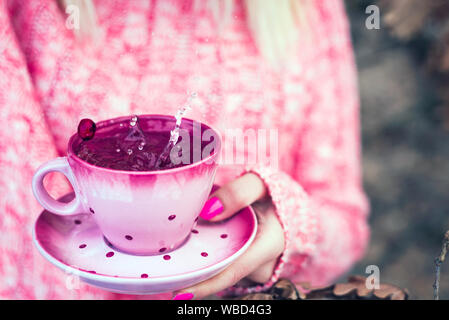 Tasse Tee in der Natur Stockfoto