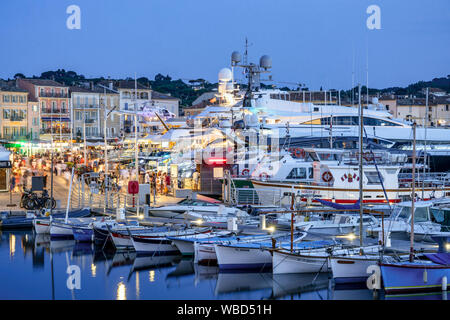 Fischerboote und luxuriöse Yachten bei Saint Tropez, Vieux Port, Var, Cote d'Azur, Südfrankreich, Frankreich, Stockfoto