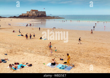 Saint Malo, Bretagne, Frankreich - 23. Juni 2019: Grande Plage du Sillon Strand in Saint Malo mit einem Menschen entspannend an einem heißen Sommertag Stockfoto