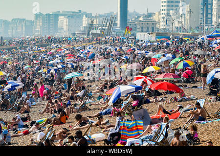 Brighton, UK. 26. August 2019. Brighton Beach ist auf August Bank Holiday Montag in der heißen Sonne gepackt, da die Temperaturen in den 20er Jahren wieder anzusteigen. Gestern sah Rekordtemperaturen für eine August Bank Holiday in West London gesetzt wird. Foto: Simon Dack/Alamy leben Nachrichten Stockfoto