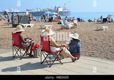 Brighton, UK. 26. August 2019. Brighton Beach ist auf August Bank Holiday Montag in der heißen Sonne gepackt, da die Temperaturen in den 20er Jahren wieder anzusteigen. Gestern sah Rekordtemperaturen für eine August Bank Holiday in West London gesetzt wird. Foto: Simon Dack/Alamy leben Nachrichten Stockfoto