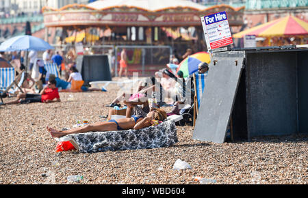 Brighton, UK. 26. August 2019. Brighton Beach ist auf August Bank Holiday Montag in der heißen Sonne gepackt, da die Temperaturen in den 20er Jahren wieder anzusteigen. Gestern sah Rekordtemperaturen für eine August Bank Holiday in West London gesetzt wird. Foto: Simon Dack/Alamy leben Nachrichten Stockfoto