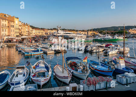 Fischerboote und Yachten auf dem Kai von St. Tropez, Var, Cote d'Azur, Südfrankreich, Frankreich, Stockfoto