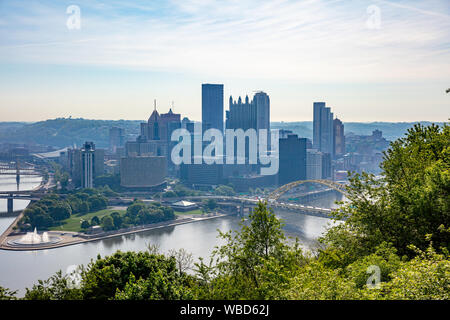 Pittsburgh City Downtown Luftaufnahme aus der Sicht Park, sonniger Frühlingstag. Pennsylvania, USA Stockfoto