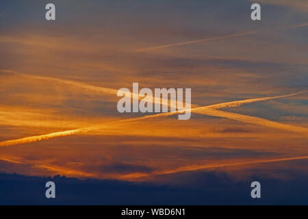 Kondensstreifen vor blauem Himmel Stockfoto