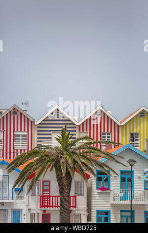 Deiá/Aveiro/Portugal - 07 19 2019 - Blick auf typische Costa Nova Beach House, bunt gestreiften Holz- Beach Houses Stockfoto