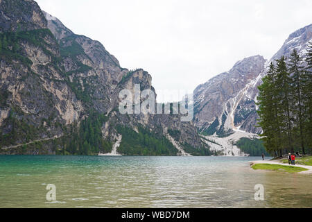 See in den Bergen, Pfad am Ufer des Sees. Lago di Braies, Dolomiten, Italien Stockfoto