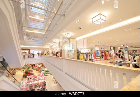 Menschen besuchen das Einkaufszentrum Galeria Kaufhof Berlin Deutschland Stockfoto