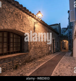 Saint-Paul-de-Vence, Dämmerung in kleine Gasse, Alpes-Maritimes, Provence-Alpes-Côte d'Azur, Frankreich Stockfoto