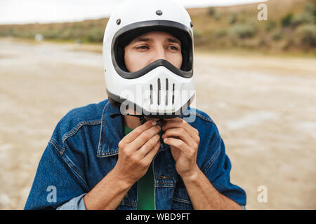 Nahaufnahme eines jungen Mannes Legere Outfit am Strand, setzen auf ein Helm Stockfoto