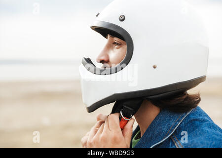 Nahaufnahme eines jungen Mannes Legere Outfit am Strand, setzen auf ein Helm Stockfoto