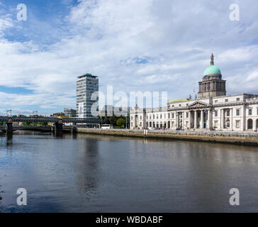 Ein Blick auf die North Quay des Flusses Liffey in Dublin, Irland, mit Liberty Hall im Hintergrund und das Zollamt in den Vordergrund. Stockfoto