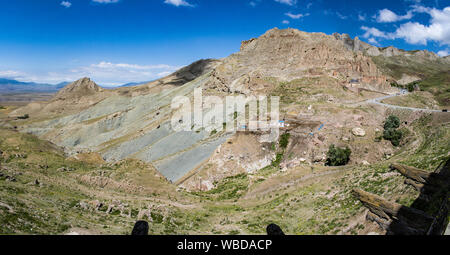 Türkei: Blick von der Terrasse der Erker Zimmer in Ishak Pasha Palace, halb verfallenen Palast der osmanischen Periode, die Holzbalken mit menschlichen, Löwe und Adler Stockfoto