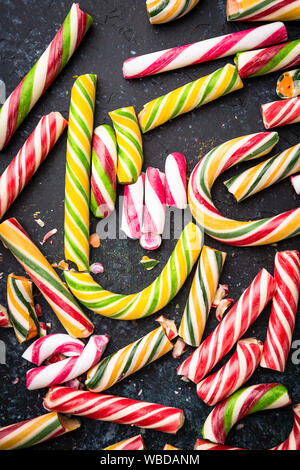 Hohe Betrachtungswinkel eines gebrochenen Zuckerstange auf dunklem Hintergrund. Stockfoto