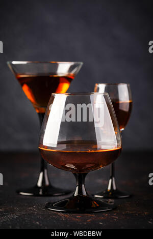 Der starke alkoholische Getränke in Gläsern in assortent: cognac, Schnaps und Whiskey. Stockfoto