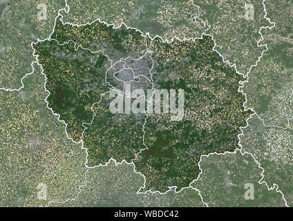 Farbe Satellitenbild der Region Ile-de-France, Frankreich (mit administrativen Grenzen). Es wird oft als Region Paris. Dieses Bild wurde von der im Jahr 2018 von Sentinel-2 Satelliten erfassten zusammengestellt. Stockfoto