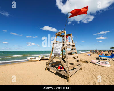 Life guard Tower, North Avenue Beach. Red Flag zeigt das Schwimmen durch gefährliche Bedingungen untersagt. Stockfoto