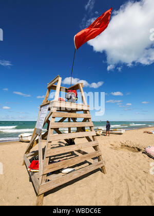 Life guard Tower, North Avenue Beach. Red Flag zeigt das Schwimmen durch gefährliche Bedingungen untersagt. Stockfoto