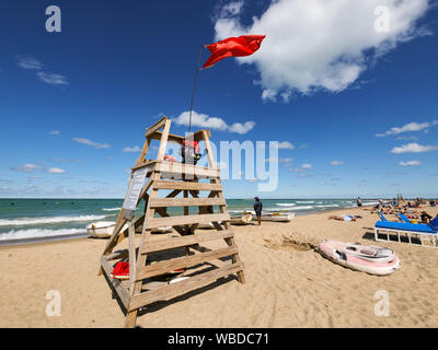 Life guard Tower, North Avenue Beach. Red Flag zeigt das Schwimmen durch gefährliche Bedingungen untersagt. Stockfoto