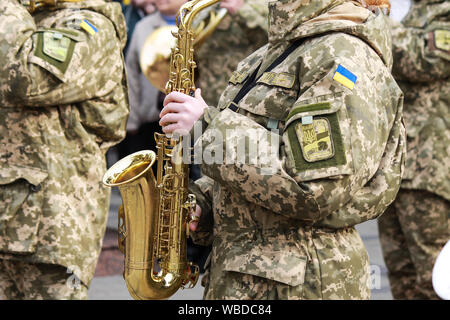 7.10 2017 Dnipro, Ukraine. Das Mädchen Musiker des Orchesters der ukrainischen Armee spielt das Saxophon, Streitkräfte, Ukraine Dnepropetrovsk Stockfoto