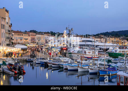 Fischerboote und luxuriöse Yachten bei Saint Tropez, Vieux Port, Var, Cote d'Azur, Südfrankreich, Frankreich, Stockfoto