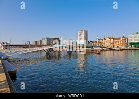 Lille Langebro, wenig Langebro Brücke, neue Fahrrad- und Fußgängerbrücke in Kopenhagen Inner Harbour Ergänzung main Langebro Brücke im Hintergrund Stockfoto