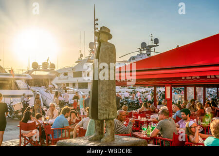 Cafe Senequier, Vieux Port, Luxus Yachten auf dem Kai von St Tropez, Var, Cote d'Azur, Südfrankreich, Stockfoto
