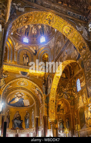 Die Mosaiken aus dem 12. Jahrhundert schmücken das Innere der Palantine Kapelle im Palazzo dei Normanni, Zentrum von Palermo. Sizilien. Stockfoto