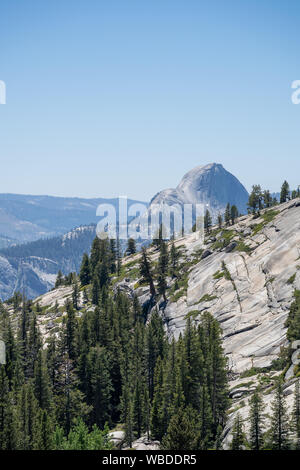 Blick auf den Half Dome von olmstead Point im Yosemite National Park an einem sonnigen Tag Stockfoto