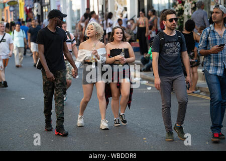 London, UK, 25 August 2019, Notting Hill Karneval Sonntag, Tag der Familie. Besucher der Notting Hill Carnival. Stockfoto