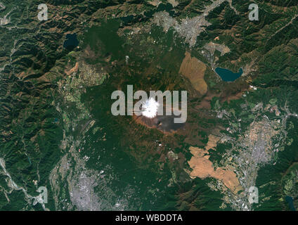 Farbe Satellitenbild von Mount Fuji, Japan. Der höchste Punkt der Japan auf 3776 m, Mount Fuji Fuji Yama liegt südwestlich von Tokio, auf der Insel Honshu. Es wurde im Jahr 2013 von der UNESCO in die Liste des Erbes der Welt als kultureller Standort hinzugefügt. Bild gesammelt am 30. Oktober 2018 Von Sentinel-2 Satelliten. Stockfoto