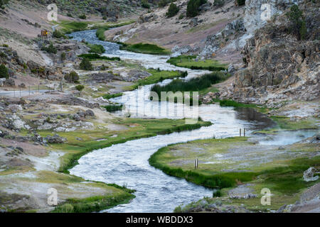 Nahaufnahme der sprudelnden Hot Creek geologische Website in Mammoth Lakes Kalifornien Stockfoto