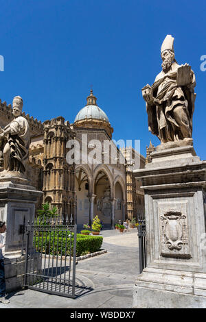 Eingang zum Piazza Kathedrale mit Blick auf die gotischen Vorhalle der Kathedrale im Zentrum von Palermo, Sizilien, Italien. Stockfoto