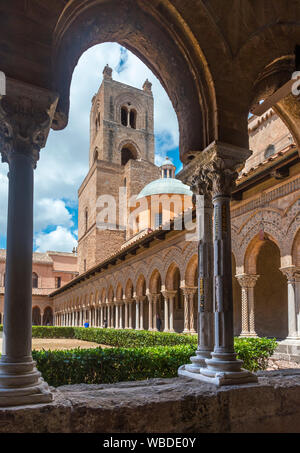 Dekorierte Säulen und Kapitelle im Chiostro dei Benedettini, Klöster, in der Kathedrale in Monreale in der Nähe von Palermo, Sizilien, Italien. Stockfoto