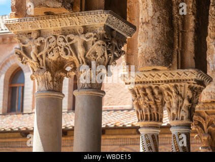 Dekorierte Säulen und Kapitelle im Chiostro dei Benedettini, Klöster, in der Kathedrale in Monreale in der Nähe von Palermo, Sizilien, Italien. Stockfoto