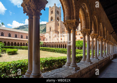 Dekorierte Säulen und Kapitelle im Chiostro dei Benedettini, Klöster, in der Kathedrale in Monreale in der Nähe von Palermo, Sizilien, Italien. Stockfoto