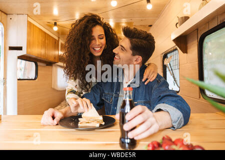 Glückliches junges Paar mit Mittagessen in einem trailer Stockfoto