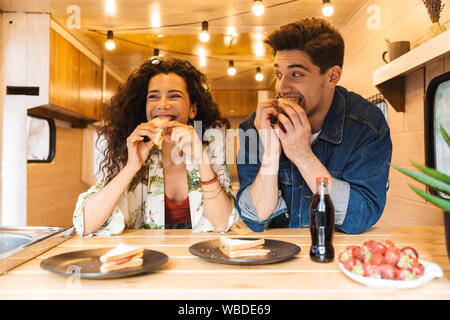 Glückliches junges Paar mit Mittagessen in einem trailer Stockfoto