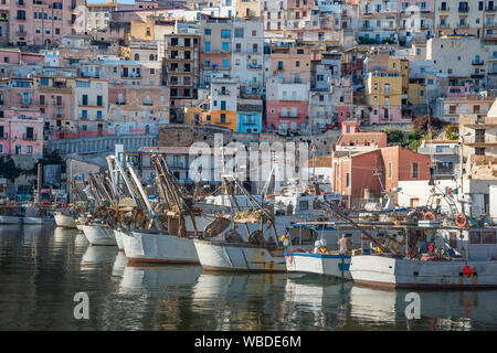 Fischerboote im Hafen von Sciacca in Southerm Sizilien, Italien. Stockfoto