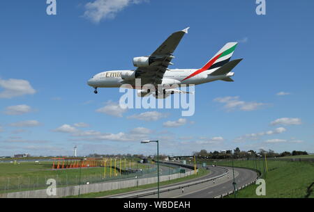 Emirates Airbus A380 Passagierflugzeug, Seriennummer A6-EVA, Landung am Internationalen Flughafen Birmingham in Großbritannien. Stockfoto