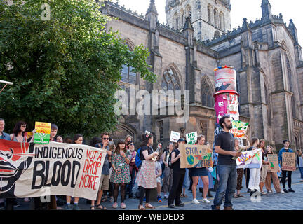 Edinburgh, Schottland, Großbritannien. 26 Aug, 2019. Rund 50 Demonstranten friedlich in der High Street versammelten außerhalb St Giles Kathedrale gegen kriminelle Untätigkeit der britischen Regierungen auf das Klima und die ökologische Krise" die Gruppe wird als Nicht gewaltsame Auslöschung Rebellion eingestuft zu demonstrieren. Sie wurden von einer mindestens zwanzig uniformierte Polizisten begleitet. Sie behaupten, sie protestieren, sind die Regierung davon zu überzeugen, notfalls Maßnahmen auf das Klima und ökologische Krise zu nehmen. Stockfoto