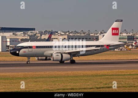 Einen British Airways Airbus A319 Flugzeug Registrierung G-EUPJ, in retro BEA Anstrich verpasst, Landung am Flughafen London Heathrow in England. Stockfoto