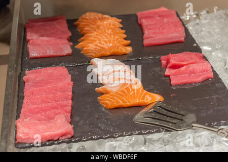 Platte mit verschiedenen Sashimi auf Eis im Sushi Restaurant. Stockfoto