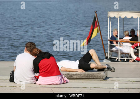 Hamburg, Deutschland. 26 Aug, 2019. Am Nachmittag, Leute sitzen auf der Binnenalster bei Temperaturen über 30 Grad Celsius. Credit: Bodo Marks/dpa/Alamy leben Nachrichten Stockfoto