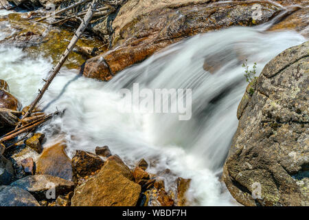 Sommer Creek - schnelle Bäche liefen zwischen den Felsen. Fall River, Rocky Mountain National Park, CO, USA. Stockfoto