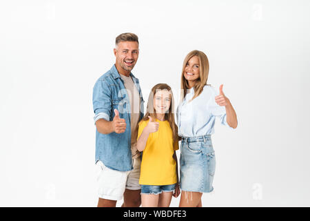 Freundliche Familie Legere Outfit auf weißem Hintergrund, Daumen hoch, Geste Stockfoto