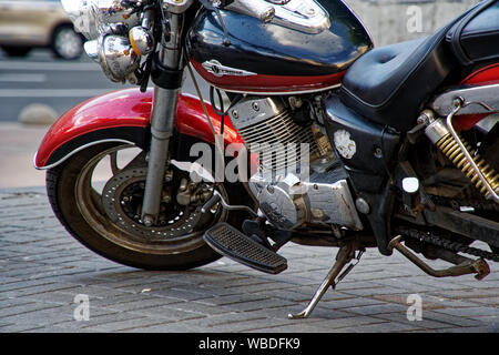 Kiew, Ukraine, 6. Juli 2019: Motobike auf einer Straße mit vielen Menschen. Stockfoto
