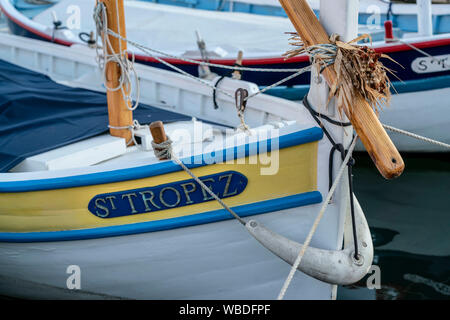Kleines Holzboot mit St Tropez, Var, Cote d'Azur, Südfrankreich, Saint Tropez, Frankreich, Europa, Mittelmeer, Europa Stockfoto