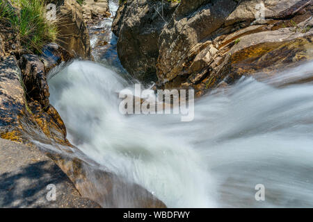 Rushing Creek - Mountain Creek, ausgegossen schmalen felsigen Schlucht oben am Abgrund fällt, Rocky Mountain National Park, CO, USA. Stockfoto