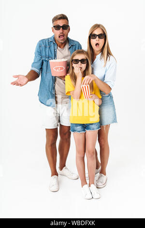 Foto von schockiert Familie in der 3D-Brille holding Popcornwanne während der Film im Kino auf weißem Hintergrund Stockfoto